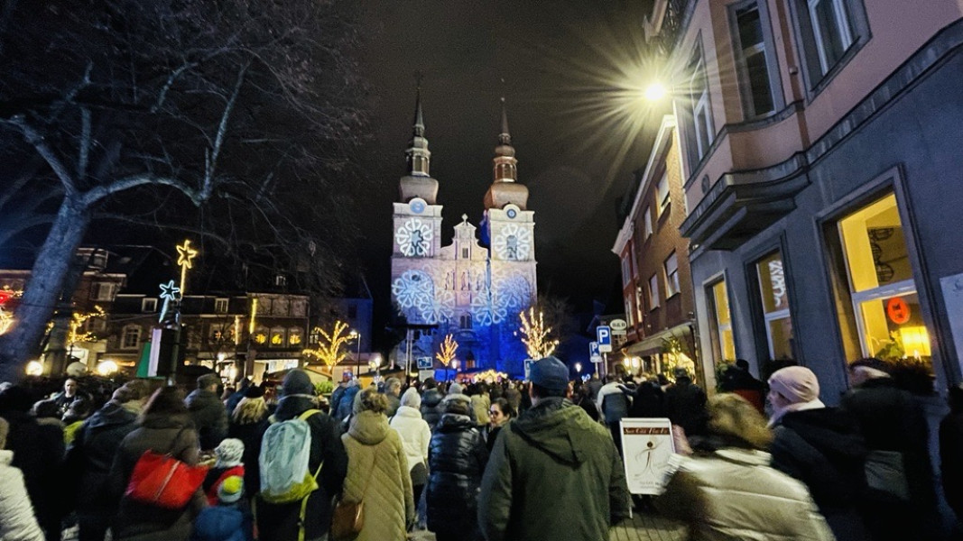De kersttijd en zijn decoraties, zoals hier in Eupen, lokten talrijke mensen naar de Oostkantons. ©ostbelgien.eu_NH